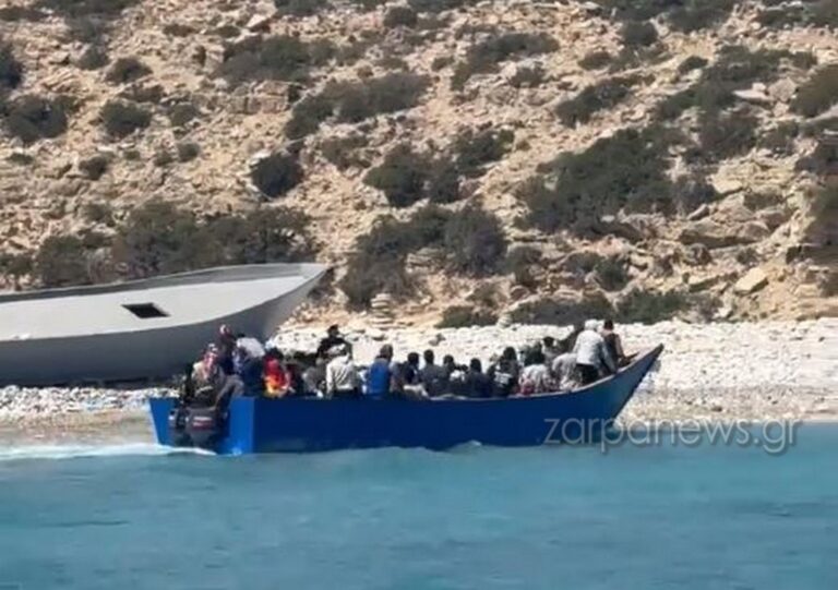 Συνεχίζονται οι αφίξεις μεταναστών – Νέα διάσωση 23 ατόμων ανοιχτά της Παλαιόχωρας image